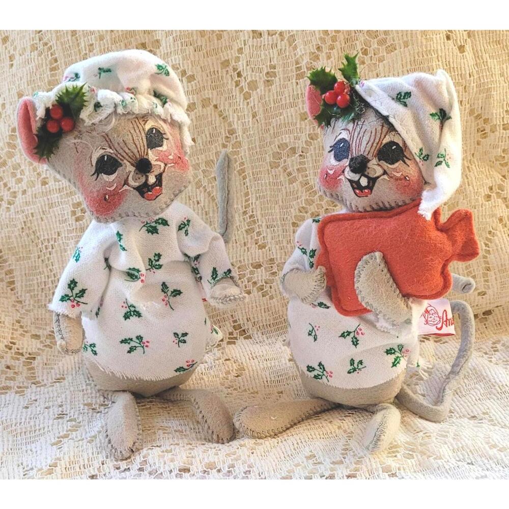 1993 Annalee Christmas Mr. and Mrs. Tuckered (Mrs. missing candle)